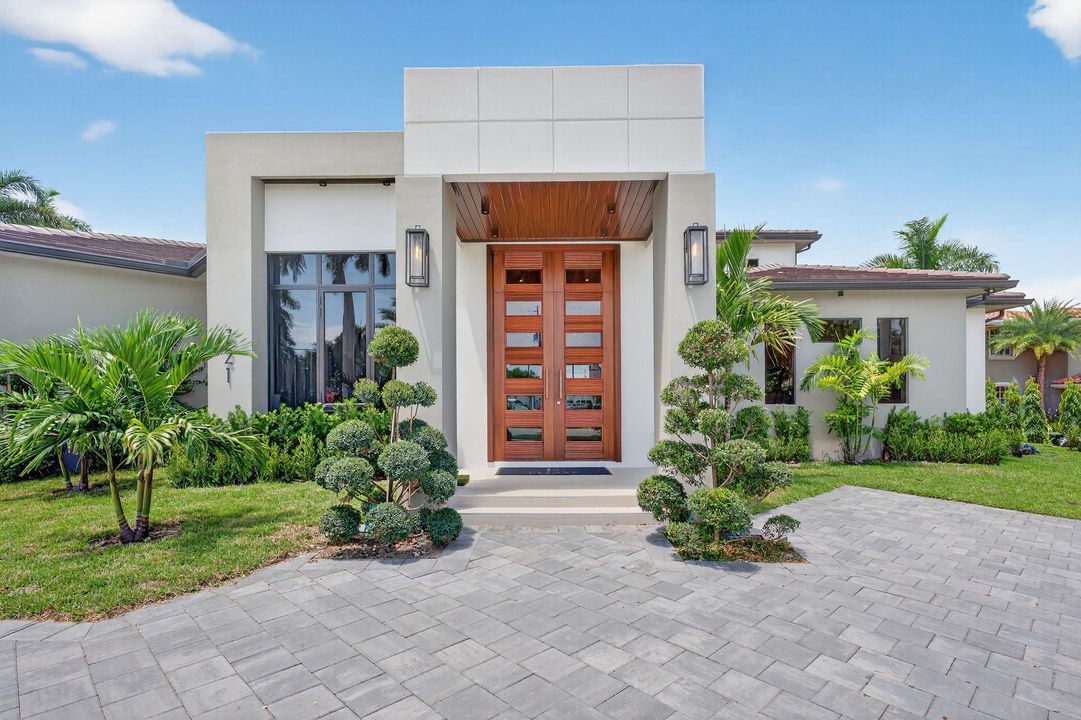 Под контрактом: $6,249,000 (5 спален, 5 ванн, 5556 Квадратных фут)