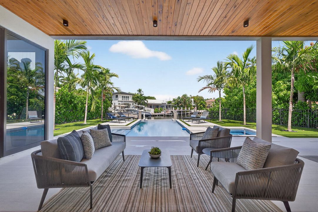 Под контрактом: $6,249,000 (5 спален, 5 ванн, 5556 Квадратных фут)