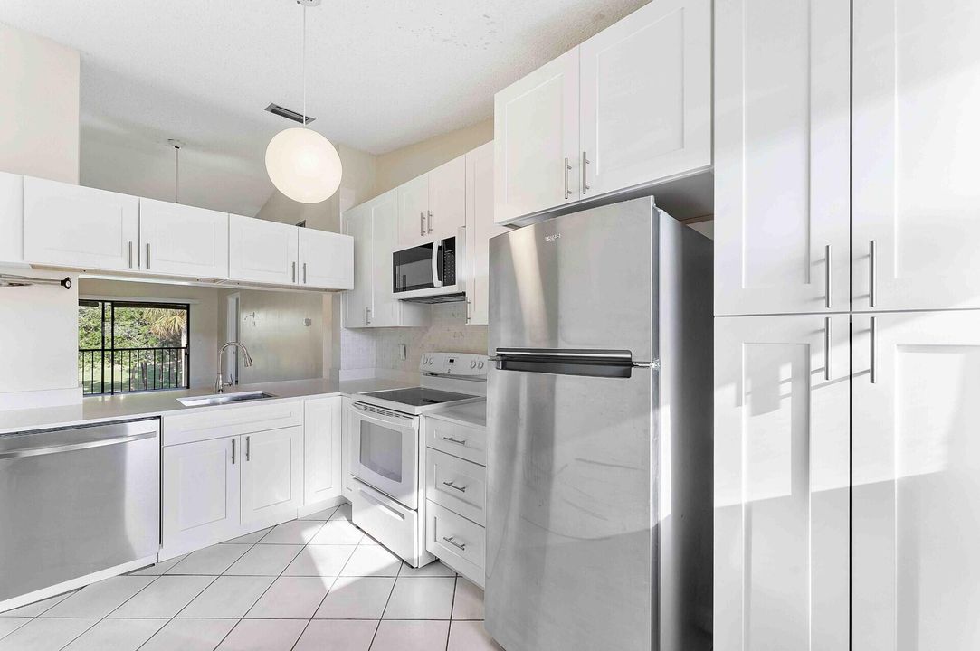 合同活跃: $2,150 (2 贝兹, 2 浴室, 920 平方英尺)