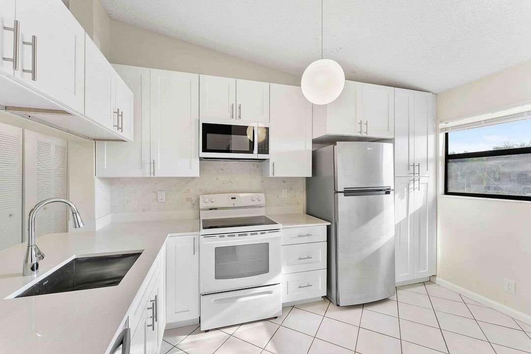 合同活跃: $2,150 (2 贝兹, 2 浴室, 920 平方英尺)