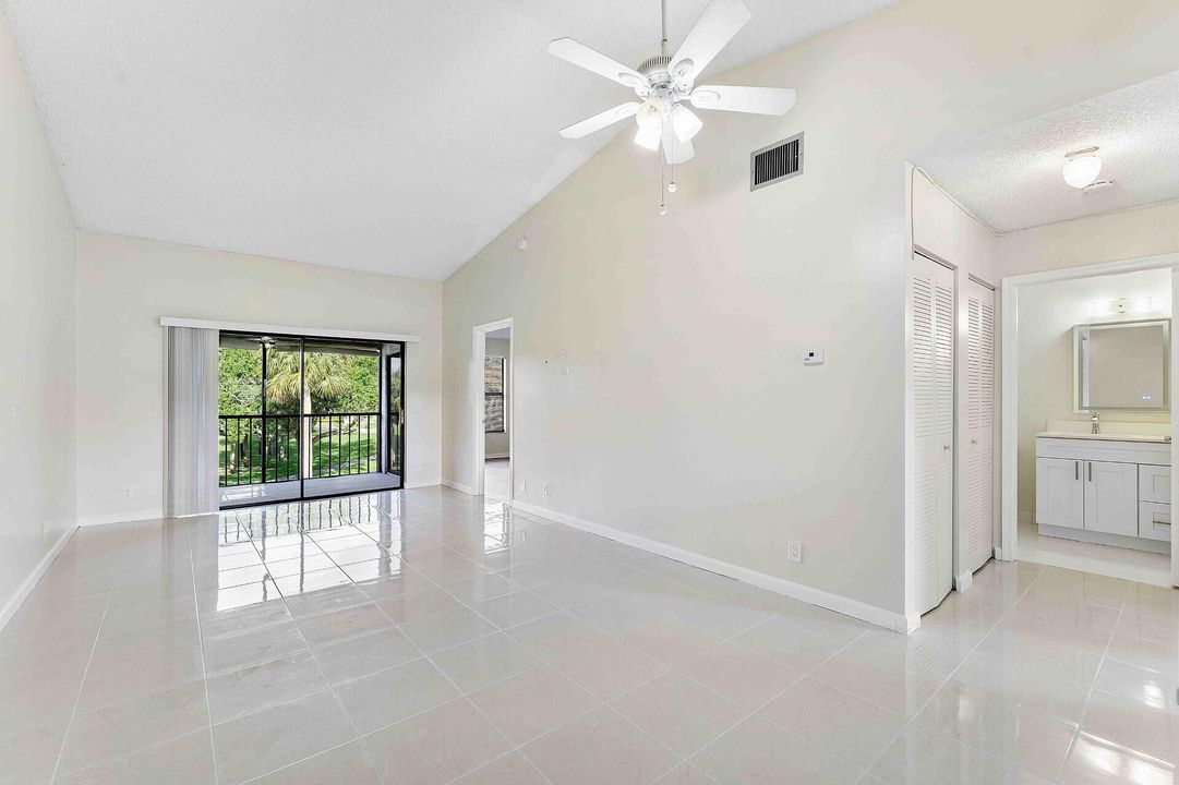 合同活跃: $2,150 (2 贝兹, 2 浴室, 920 平方英尺)