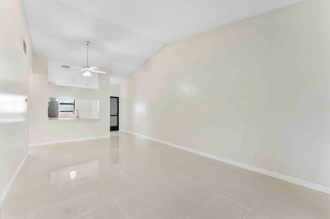 合同活跃: $2,150 (2 贝兹, 2 浴室, 920 平方英尺)