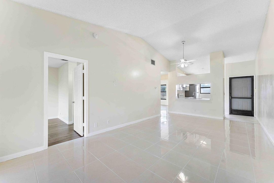 合同活跃: $2,150 (2 贝兹, 2 浴室, 920 平方英尺)