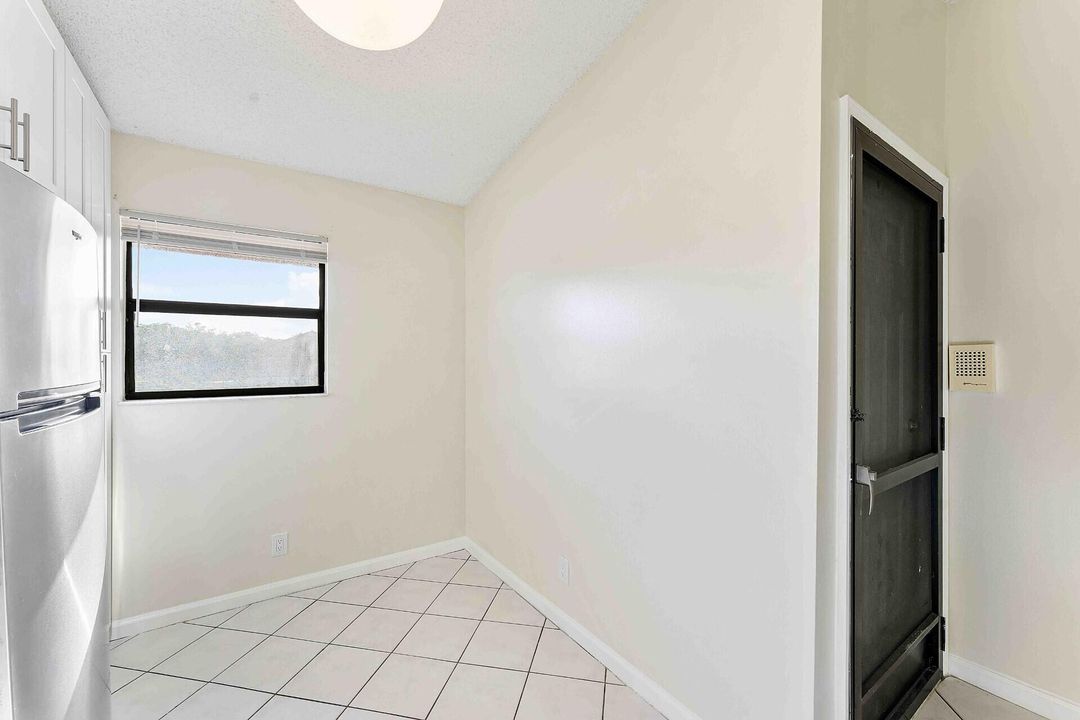 合同活跃: $2,150 (2 贝兹, 2 浴室, 920 平方英尺)