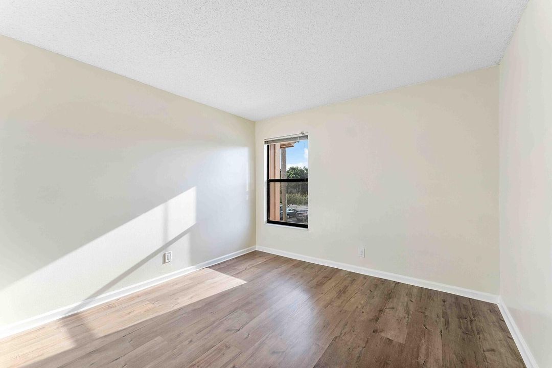 合同活跃: $2,150 (2 贝兹, 2 浴室, 920 平方英尺)