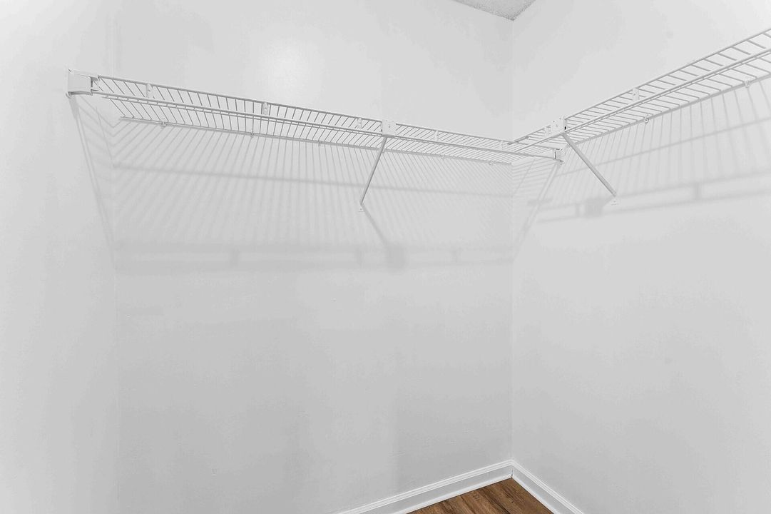 合同活跃: $2,150 (2 贝兹, 2 浴室, 920 平方英尺)