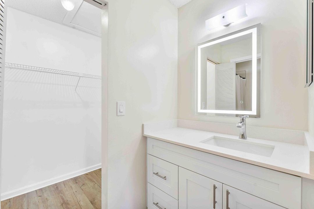 合同活跃: $2,150 (2 贝兹, 2 浴室, 920 平方英尺)