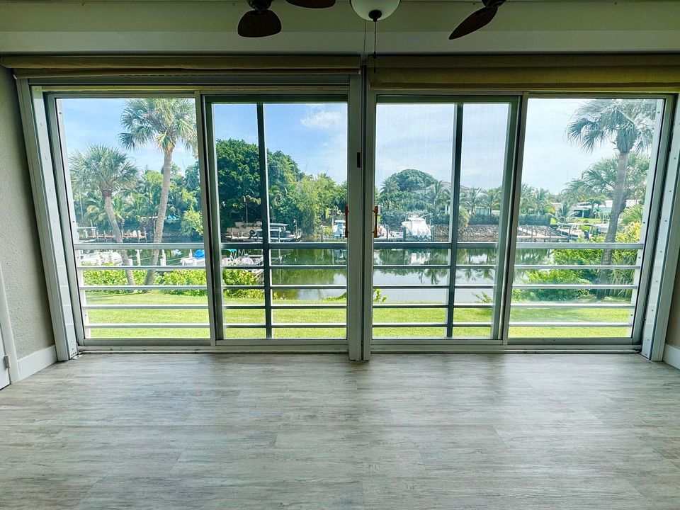 合同活跃: $239,000 (1 贝兹, 1 浴室, 722 平方英尺)