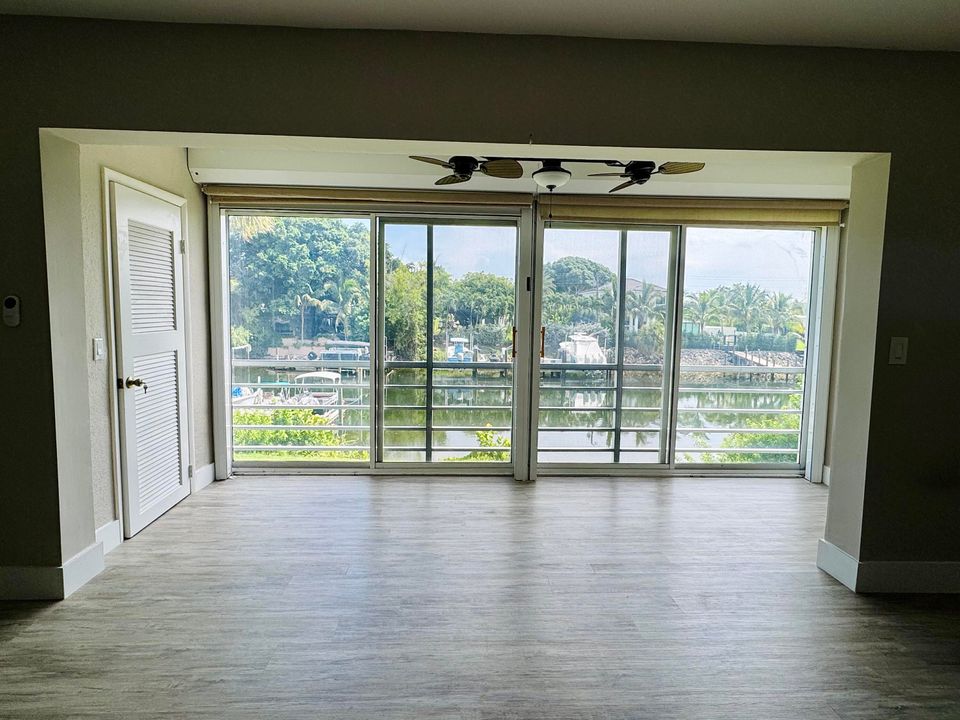 合同活跃: $239,000 (1 贝兹, 1 浴室, 722 平方英尺)