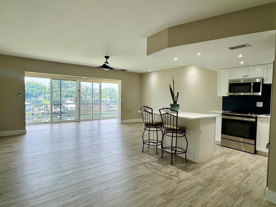 合同活跃: $239,000 (1 贝兹, 1 浴室, 722 平方英尺)