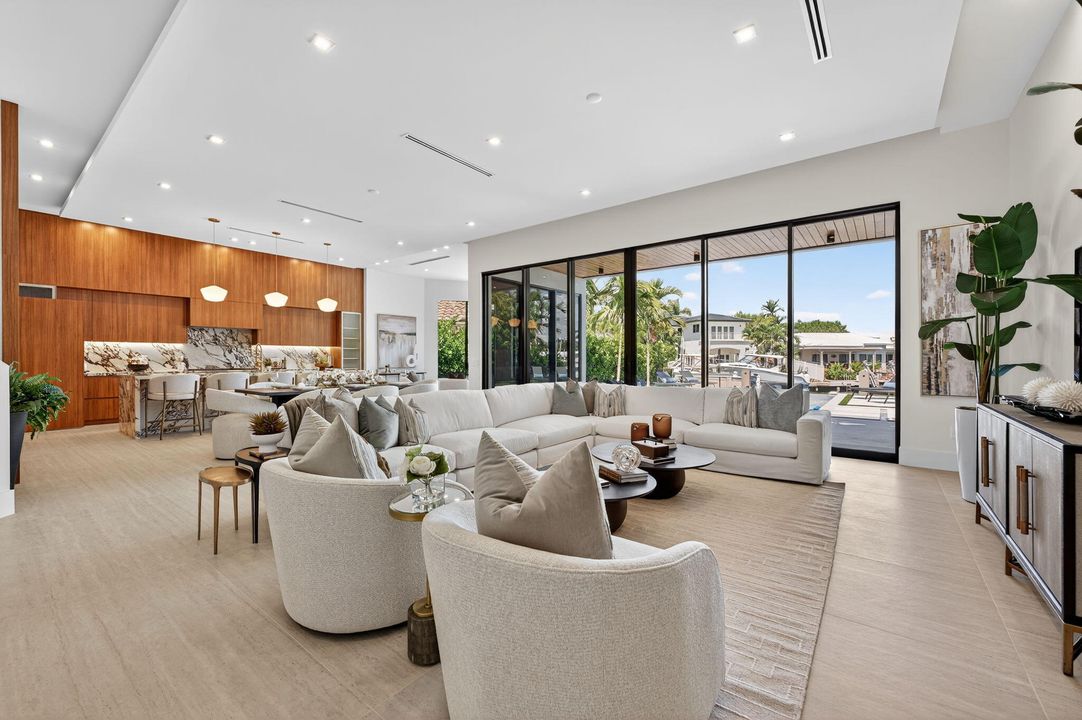 Под контрактом: $6,249,000 (5 спален, 5 ванн, 5556 Квадратных фут)