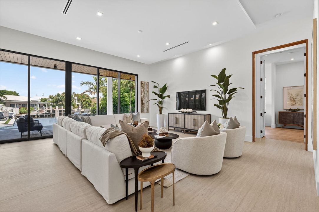 Под контрактом: $6,249,000 (5 спален, 5 ванн, 5556 Квадратных фут)