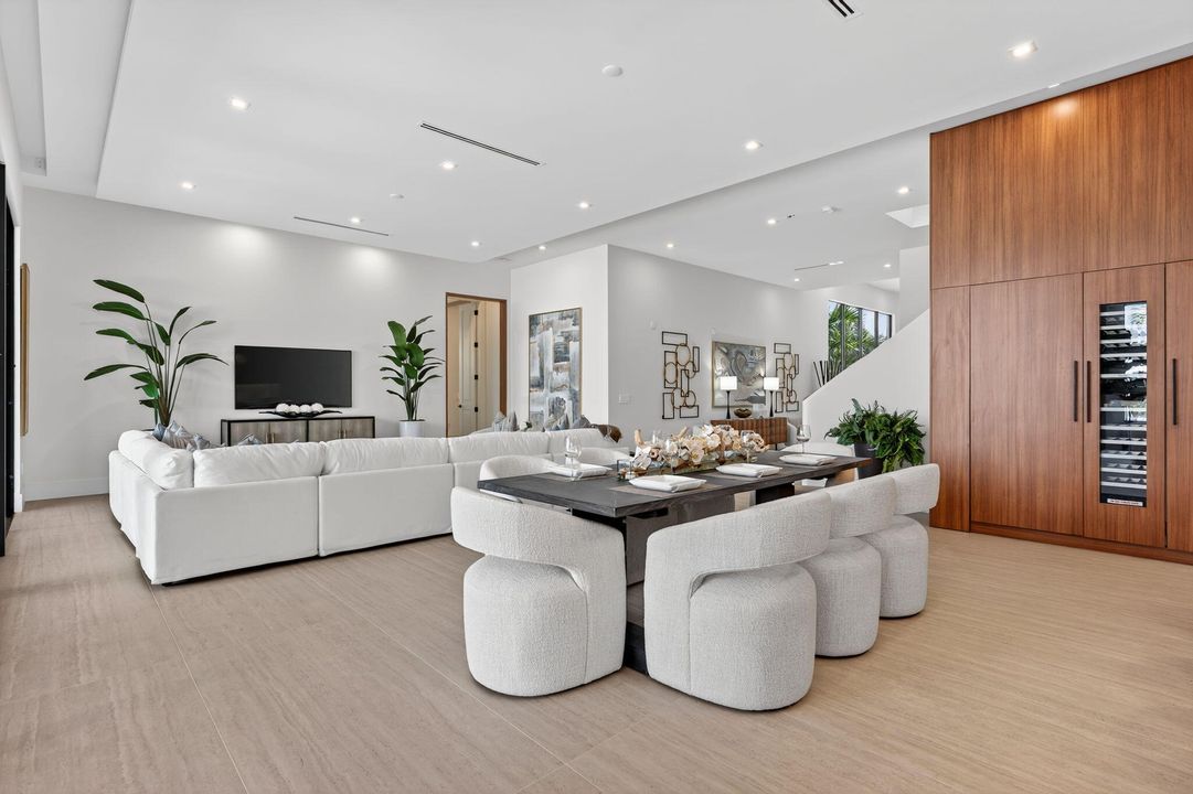 Под контрактом: $6,249,000 (5 спален, 5 ванн, 5556 Квадратных фут)