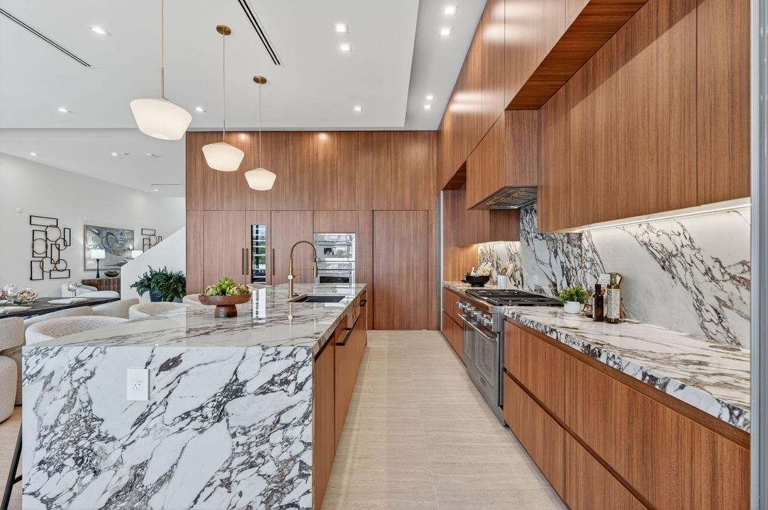 Под контрактом: $6,249,000 (5 спален, 5 ванн, 5556 Квадратных фут)