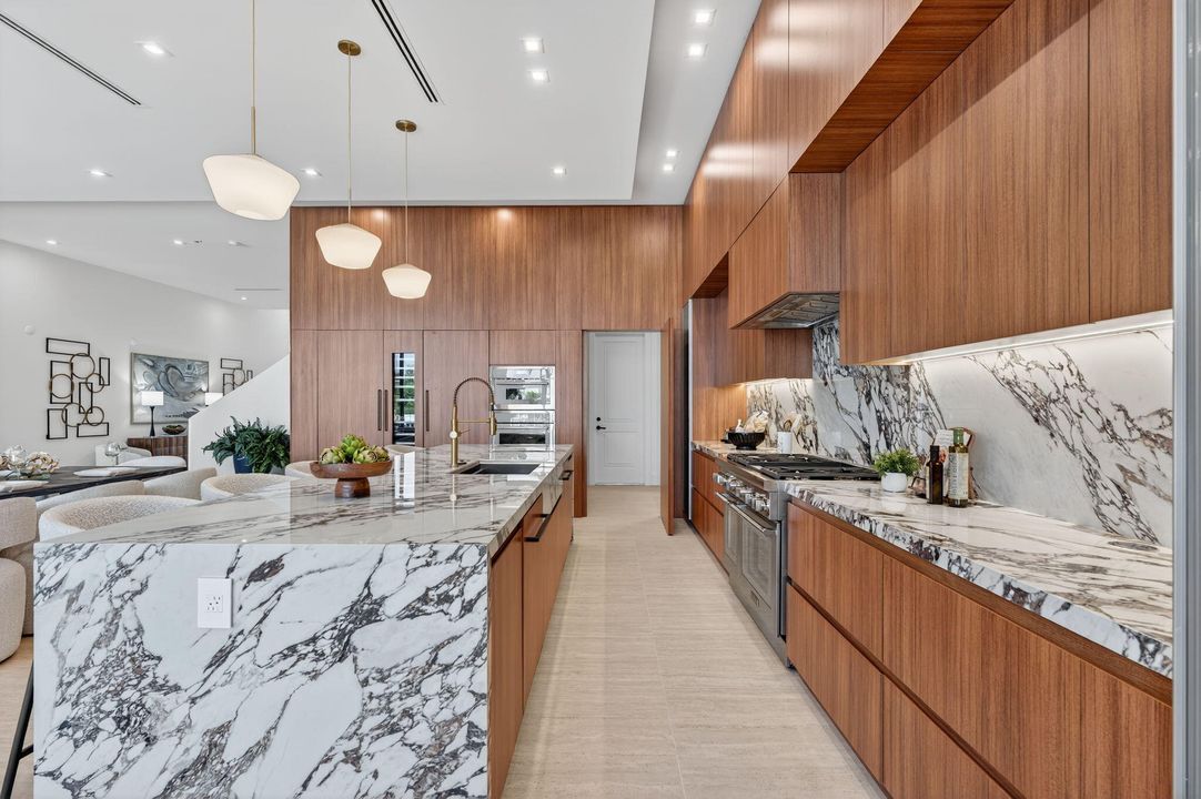 Под контрактом: $6,249,000 (5 спален, 5 ванн, 5556 Квадратных фут)