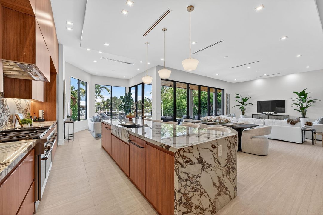 Под контрактом: $6,249,000 (5 спален, 5 ванн, 5556 Квадратных фут)