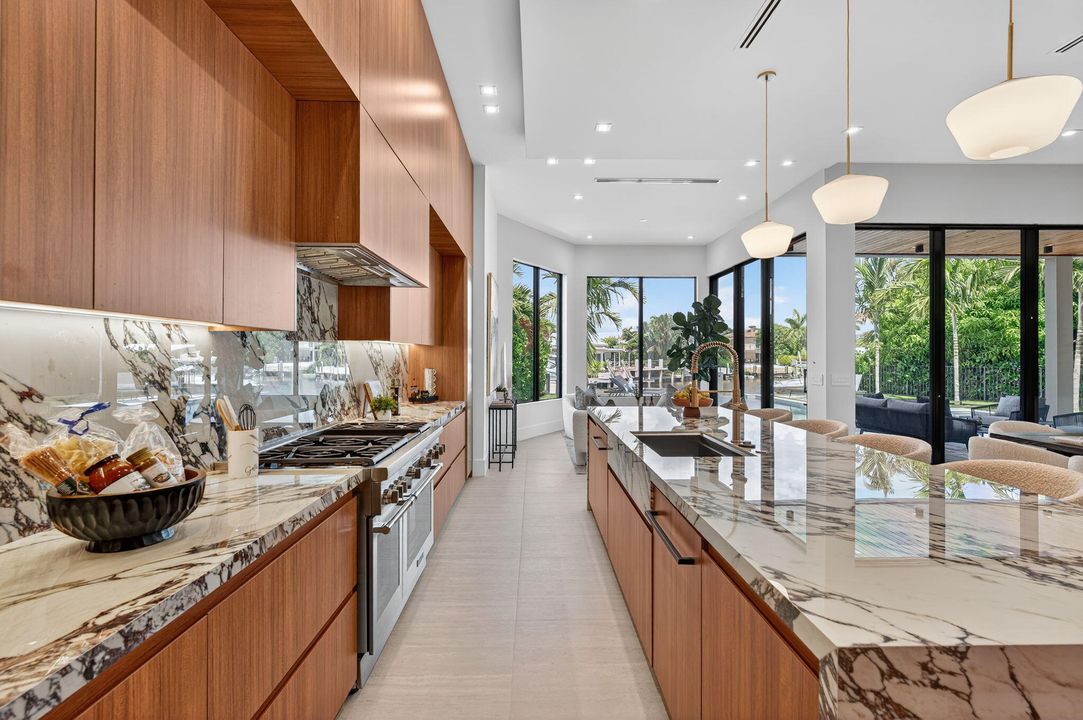 Под контрактом: $6,249,000 (5 спален, 5 ванн, 5556 Квадратных фут)