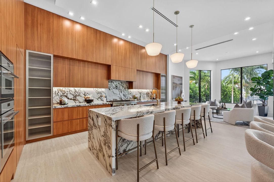 Под контрактом: $6,249,000 (5 спален, 5 ванн, 5556 Квадратных фут)