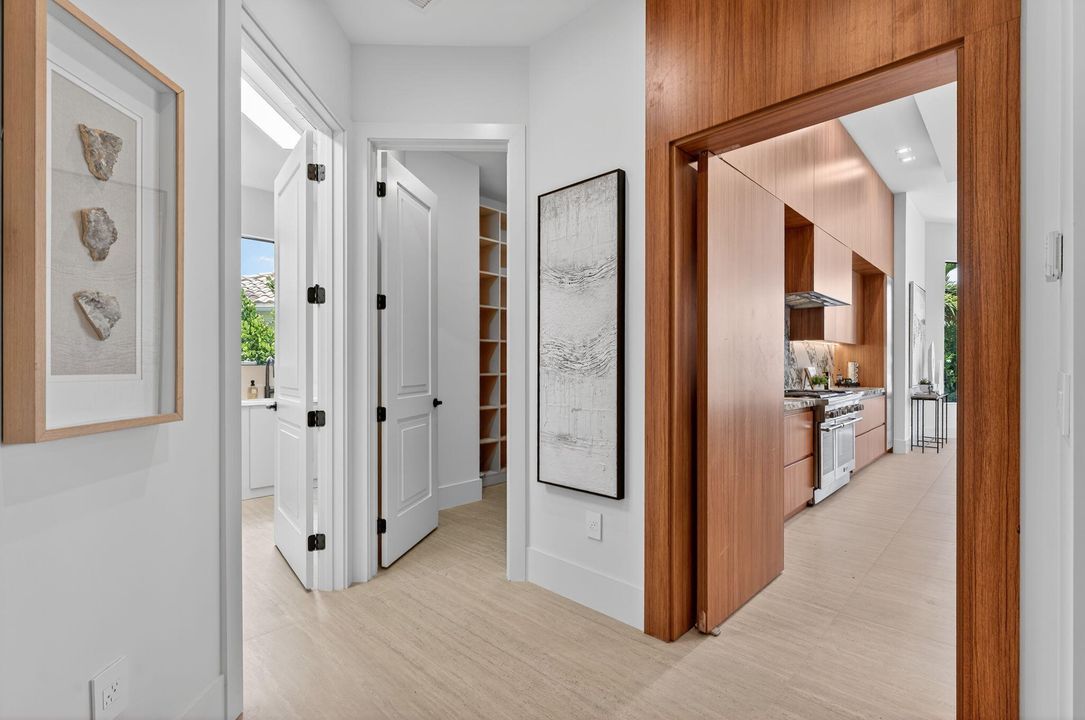 Под контрактом: $6,249,000 (5 спален, 5 ванн, 5556 Квадратных фут)