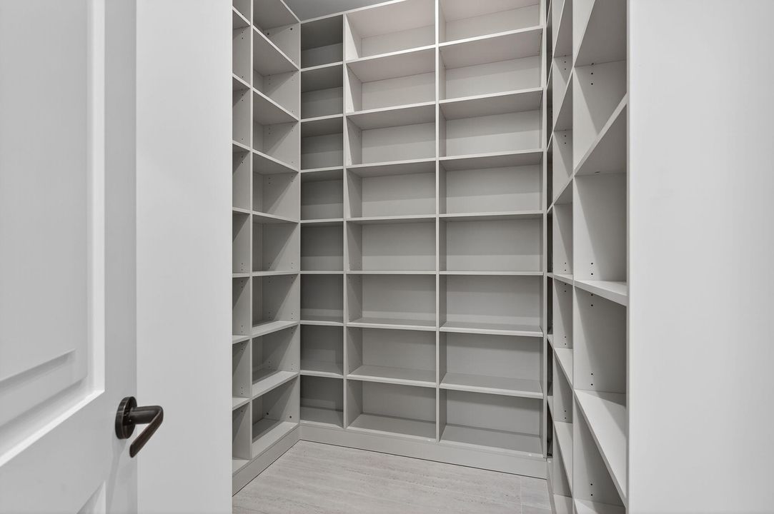 Под контрактом: $6,249,000 (5 спален, 5 ванн, 5556 Квадратных фут)