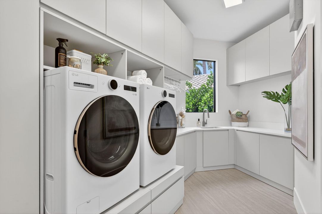 Под контрактом: $6,249,000 (5 спален, 5 ванн, 5556 Квадратных фут)