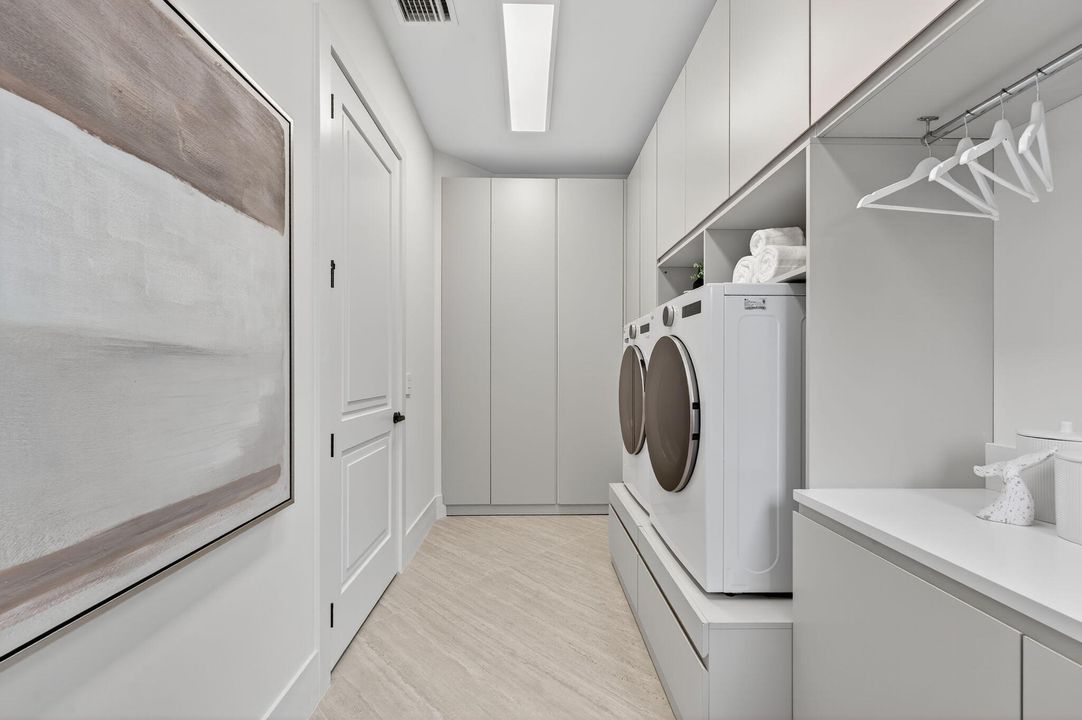 Под контрактом: $6,249,000 (5 спален, 5 ванн, 5556 Квадратных фут)