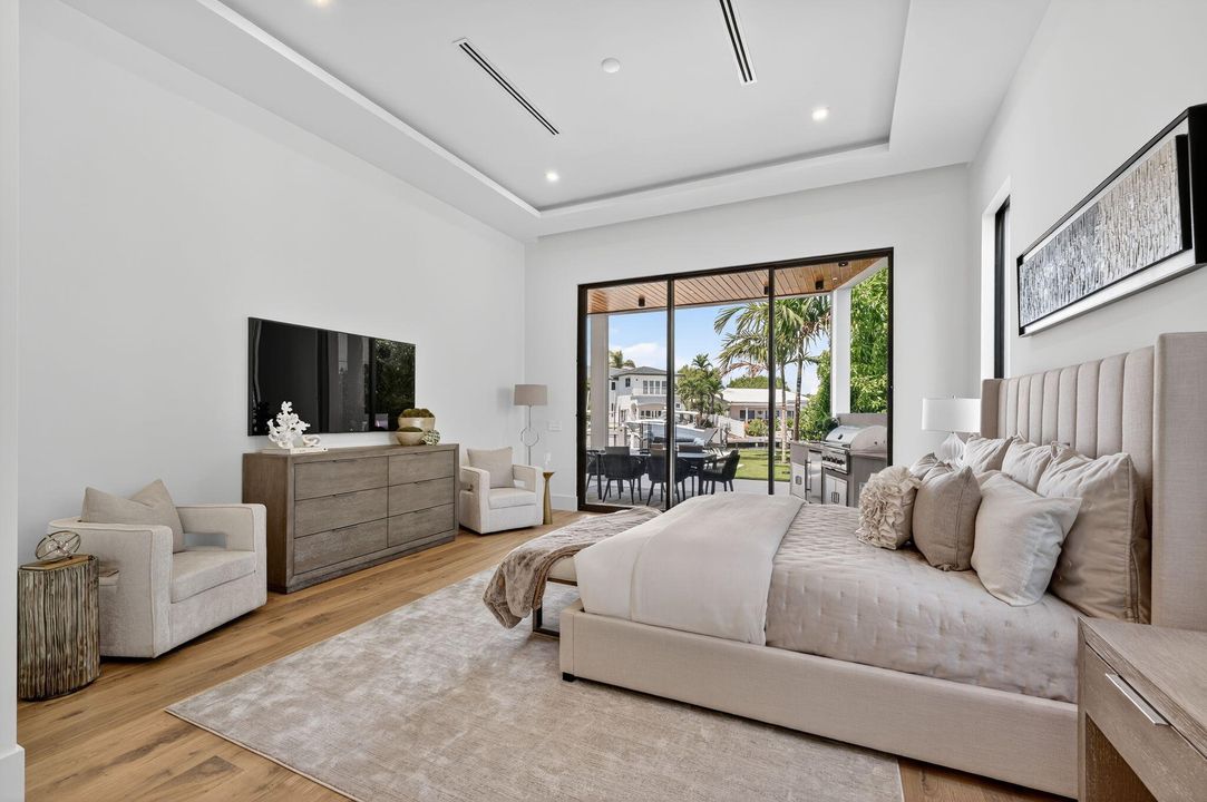 Под контрактом: $6,249,000 (5 спален, 5 ванн, 5556 Квадратных фут)