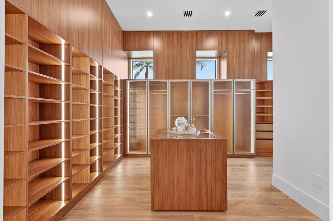 Под контрактом: $6,249,000 (5 спален, 5 ванн, 5556 Квадратных фут)