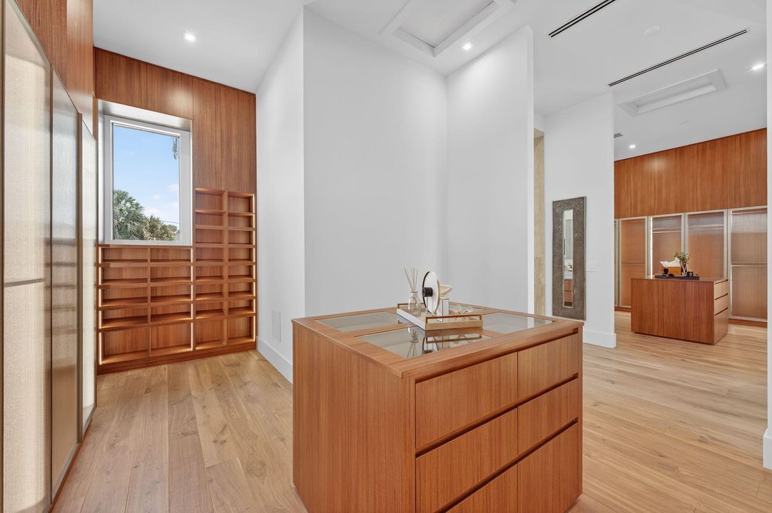 Под контрактом: $6,249,000 (5 спален, 5 ванн, 5556 Квадратных фут)