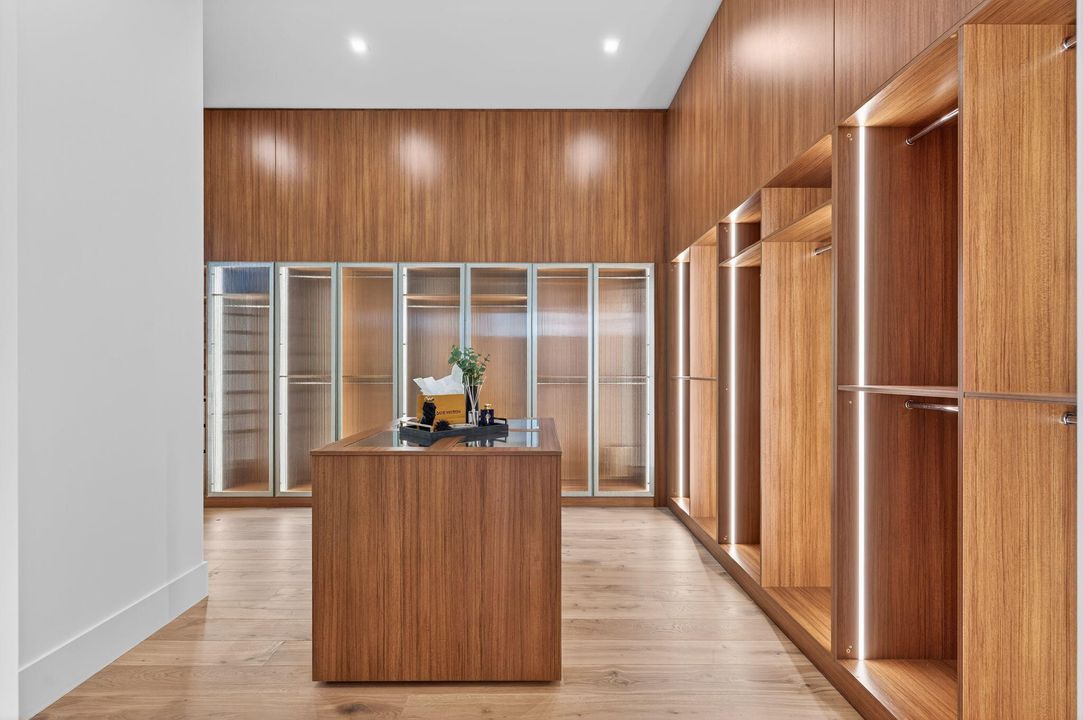 Под контрактом: $6,249,000 (5 спален, 5 ванн, 5556 Квадратных фут)