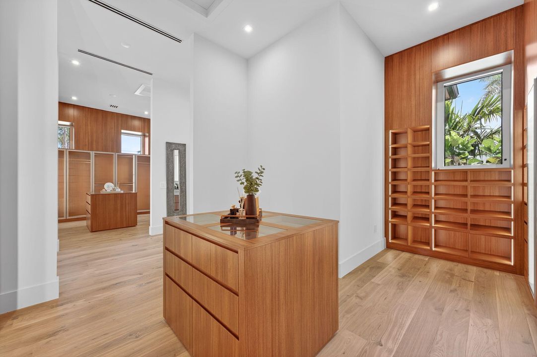 Под контрактом: $6,249,000 (5 спален, 5 ванн, 5556 Квадратных фут)