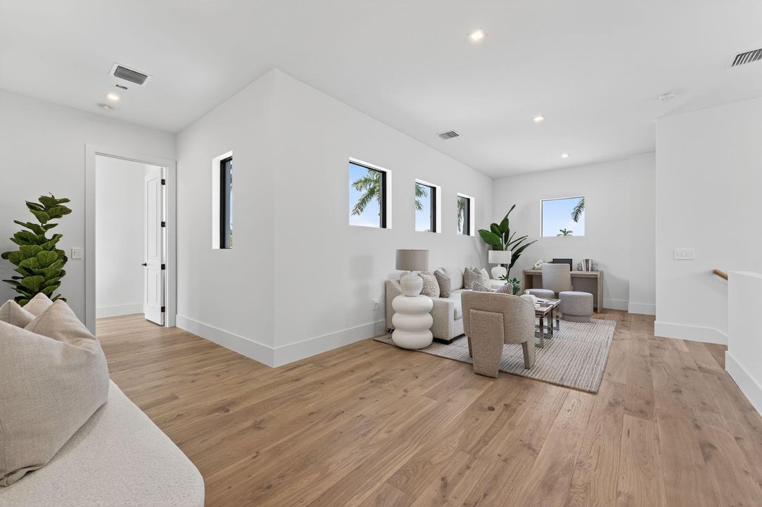 Под контрактом: $6,249,000 (5 спален, 5 ванн, 5556 Квадратных фут)