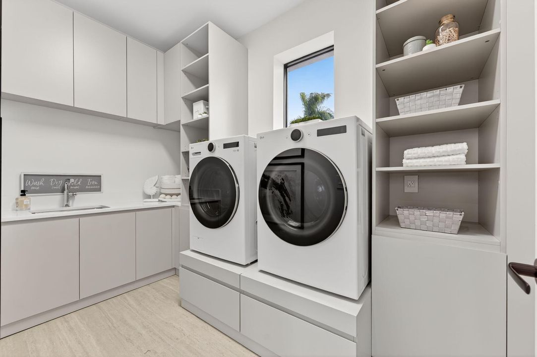 Под контрактом: $6,249,000 (5 спален, 5 ванн, 5556 Квадратных фут)