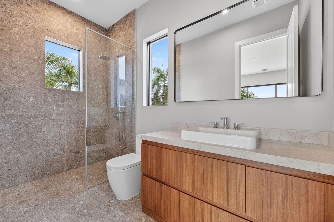 Под контрактом: $6,249,000 (5 спален, 5 ванн, 5556 Квадратных фут)