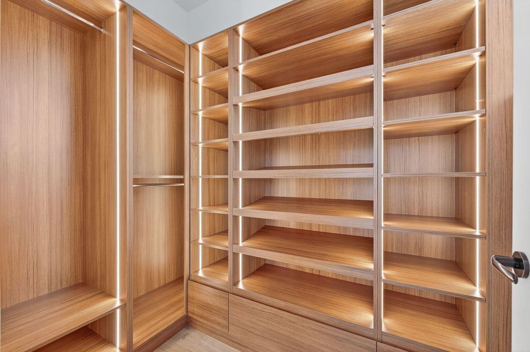 Под контрактом: $6,249,000 (5 спален, 5 ванн, 5556 Квадратных фут)