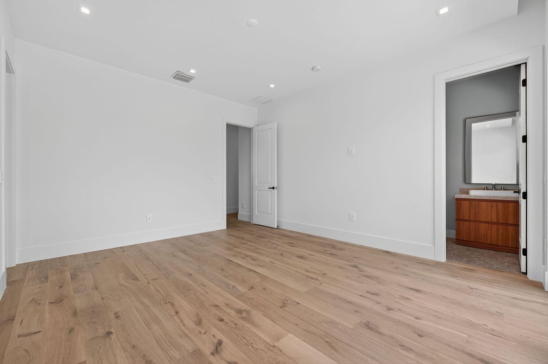 Под контрактом: $6,249,000 (5 спален, 5 ванн, 5556 Квадратных фут)