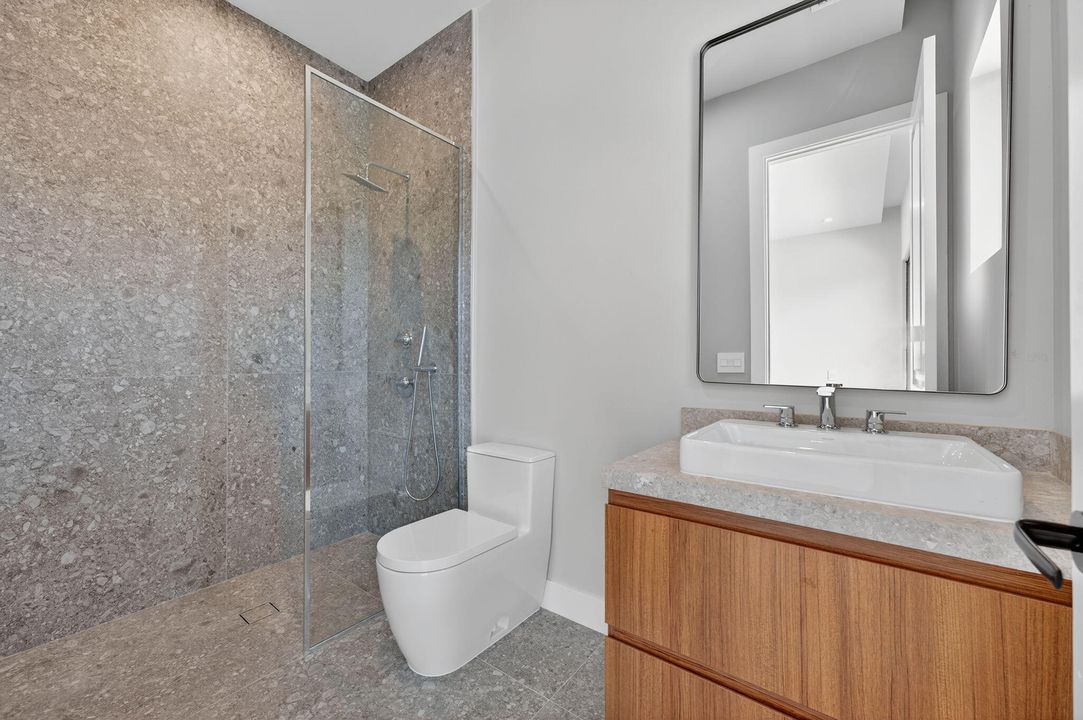 Под контрактом: $6,249,000 (5 спален, 5 ванн, 5556 Квадратных фут)