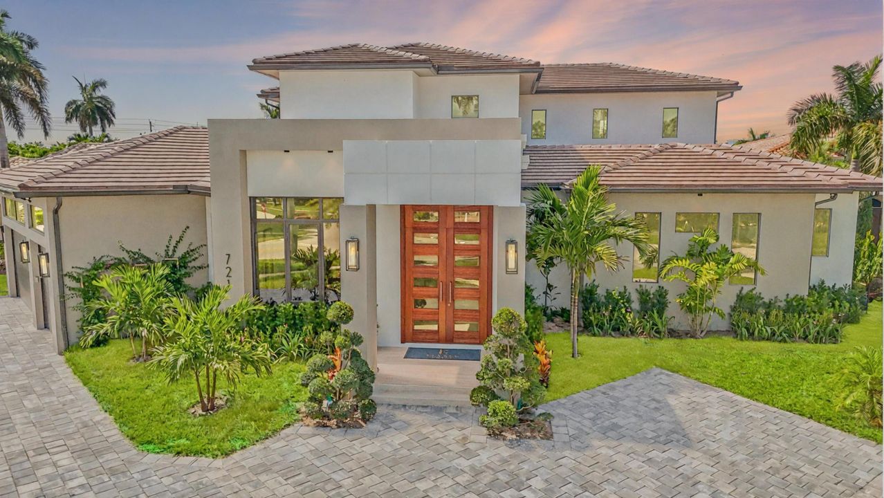 Под контрактом: $6,249,000 (5 спален, 5 ванн, 5556 Квадратных фут)