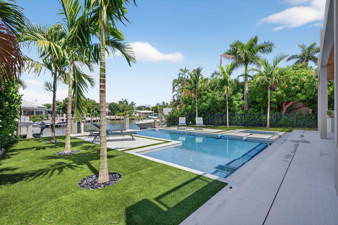 Под контрактом: $6,249,000 (5 спален, 5 ванн, 5556 Квадратных фут)