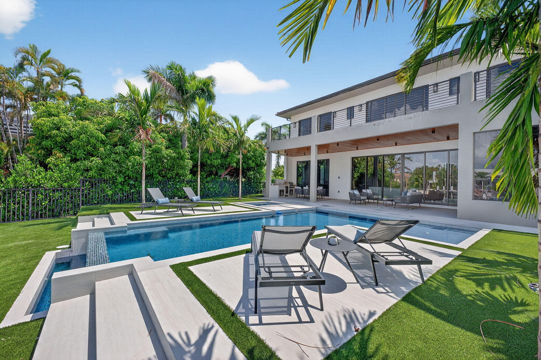 Под контрактом: $6,249,000 (5 спален, 5 ванн, 5556 Квадратных фут)