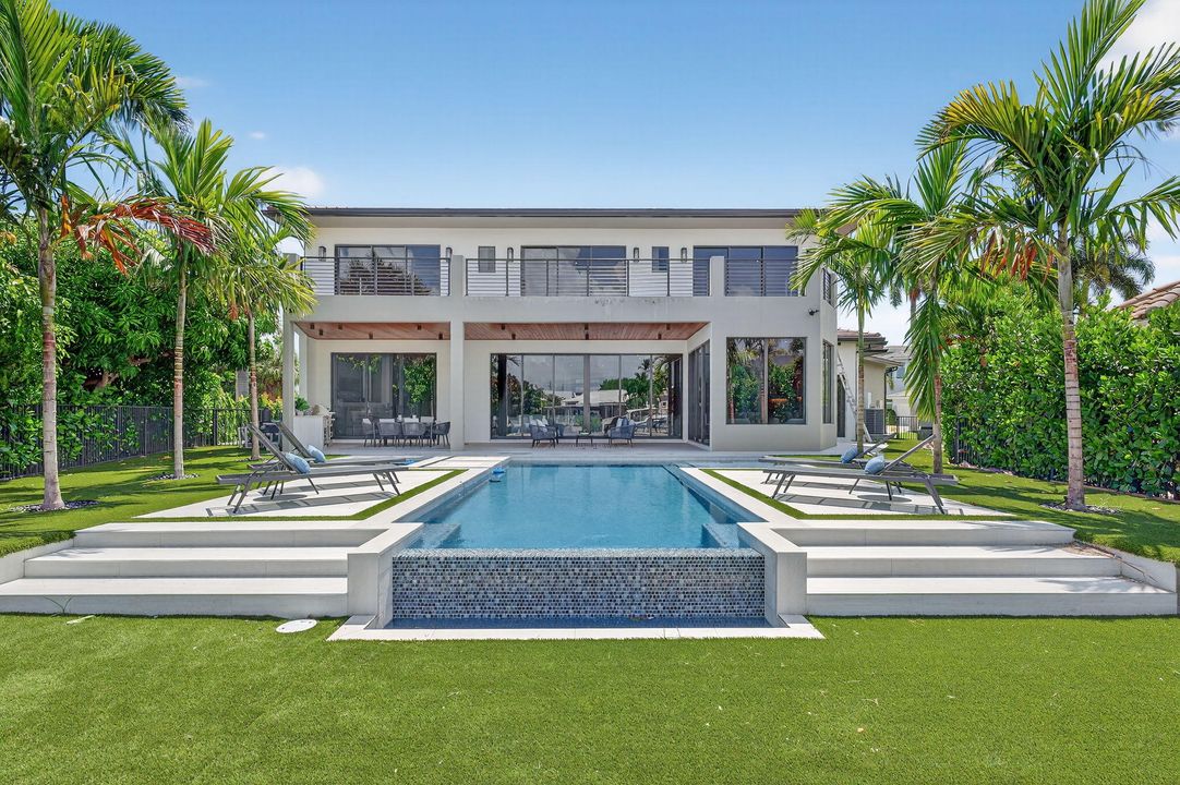 Под контрактом: $6,249,000 (5 спален, 5 ванн, 5556 Квадратных фут)