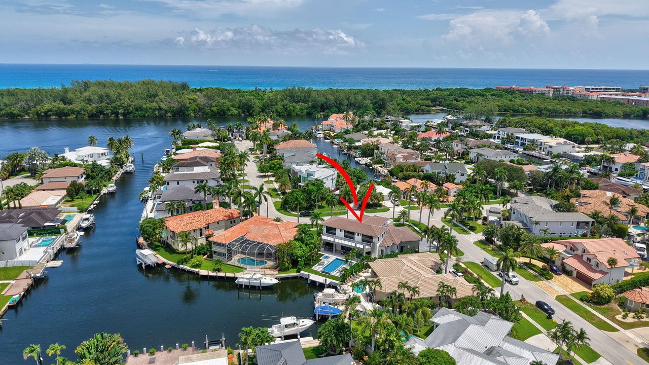 Под контрактом: $6,249,000 (5 спален, 5 ванн, 5556 Квадратных фут)