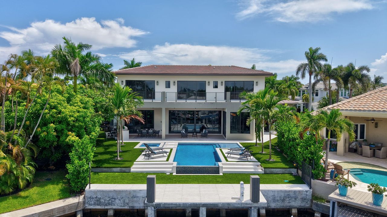 Под контрактом: $6,249,000 (5 спален, 5 ванн, 5556 Квадратных фут)