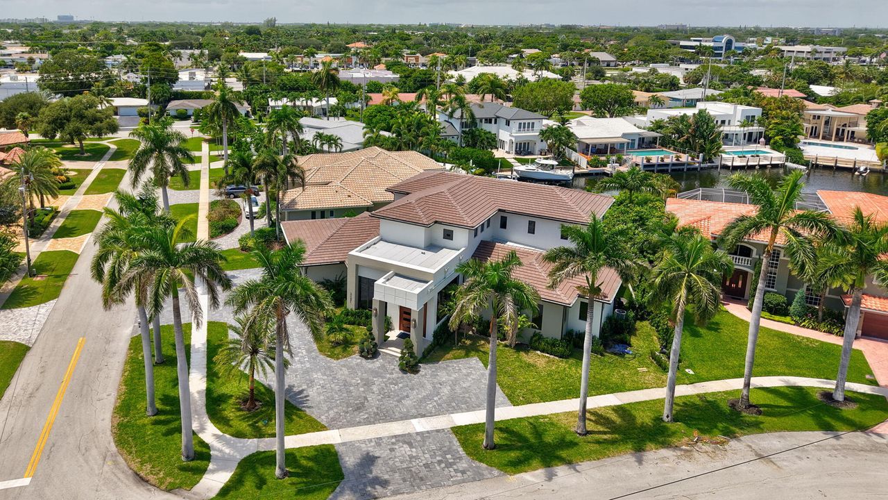 Под контрактом: $6,249,000 (5 спален, 5 ванн, 5556 Квадратных фут)