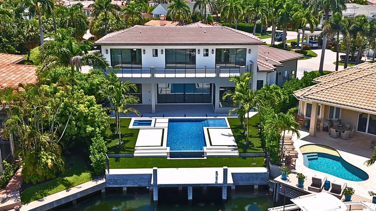 Под контрактом: $6,249,000 (5 спален, 5 ванн, 5556 Квадратных фут)