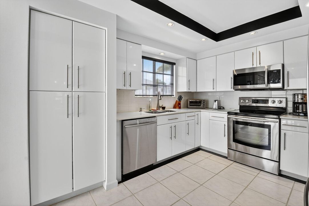 Active With Contract: $10,000 (2 beds, 2 baths, 1688 Square Feet)