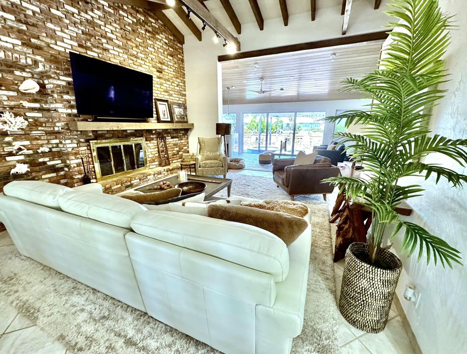 Active With Contract: $7,900 (3 beds, 2 baths, 2819 Square Feet)