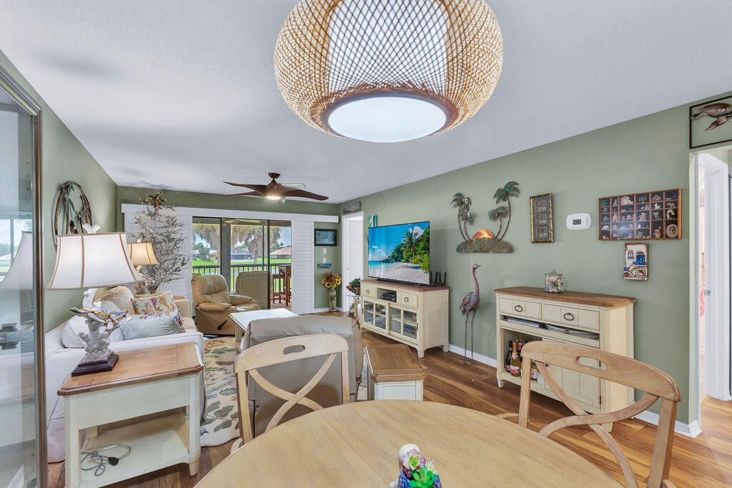 Под контрактом: $264,900 (2 спален, 2 ванн, 1020 Квадратных фут)