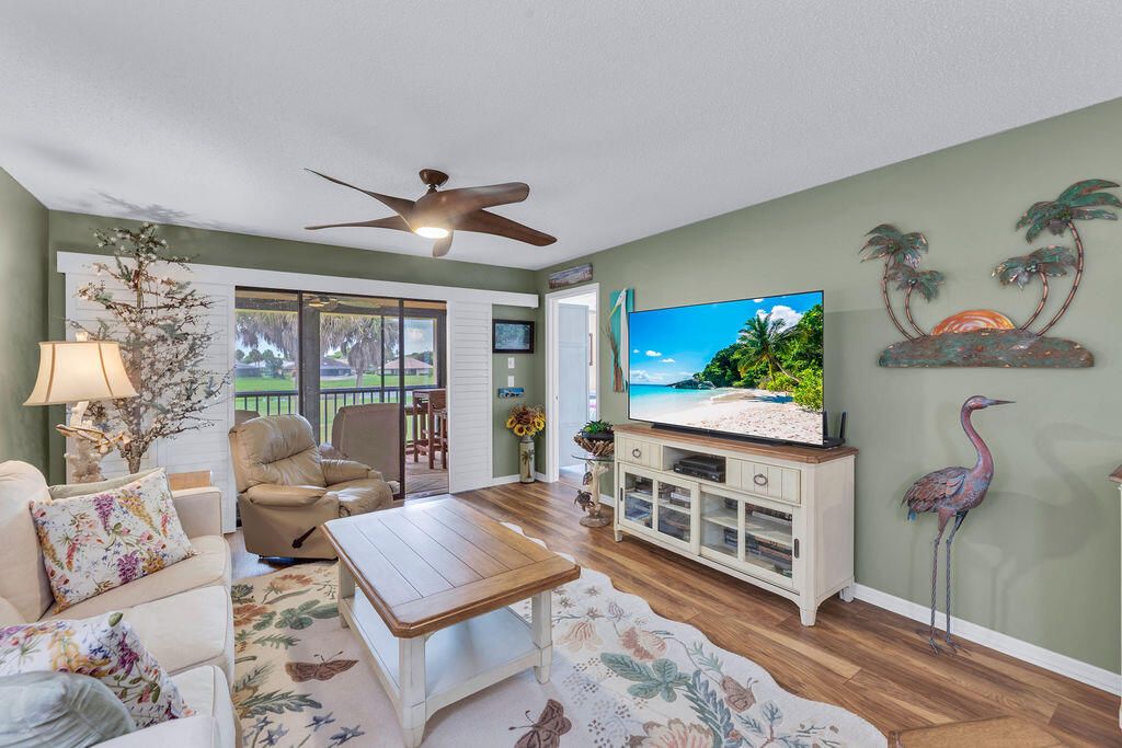 Под контрактом: $264,900 (2 спален, 2 ванн, 1020 Квадратных фут)