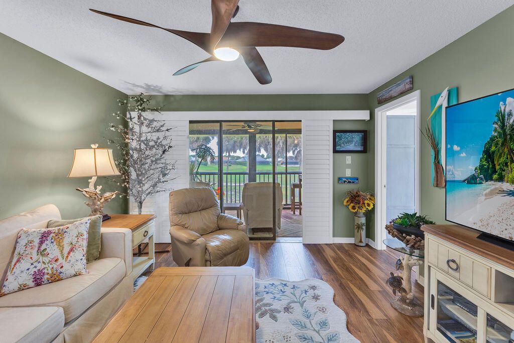 Под контрактом: $264,900 (2 спален, 2 ванн, 1020 Квадратных фут)